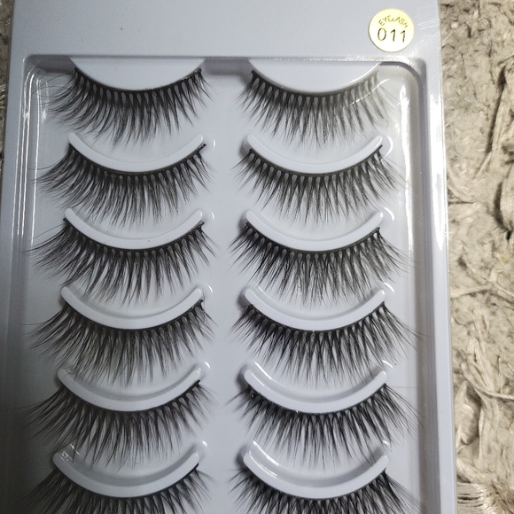 False eyelashes - Picture 3 of 5